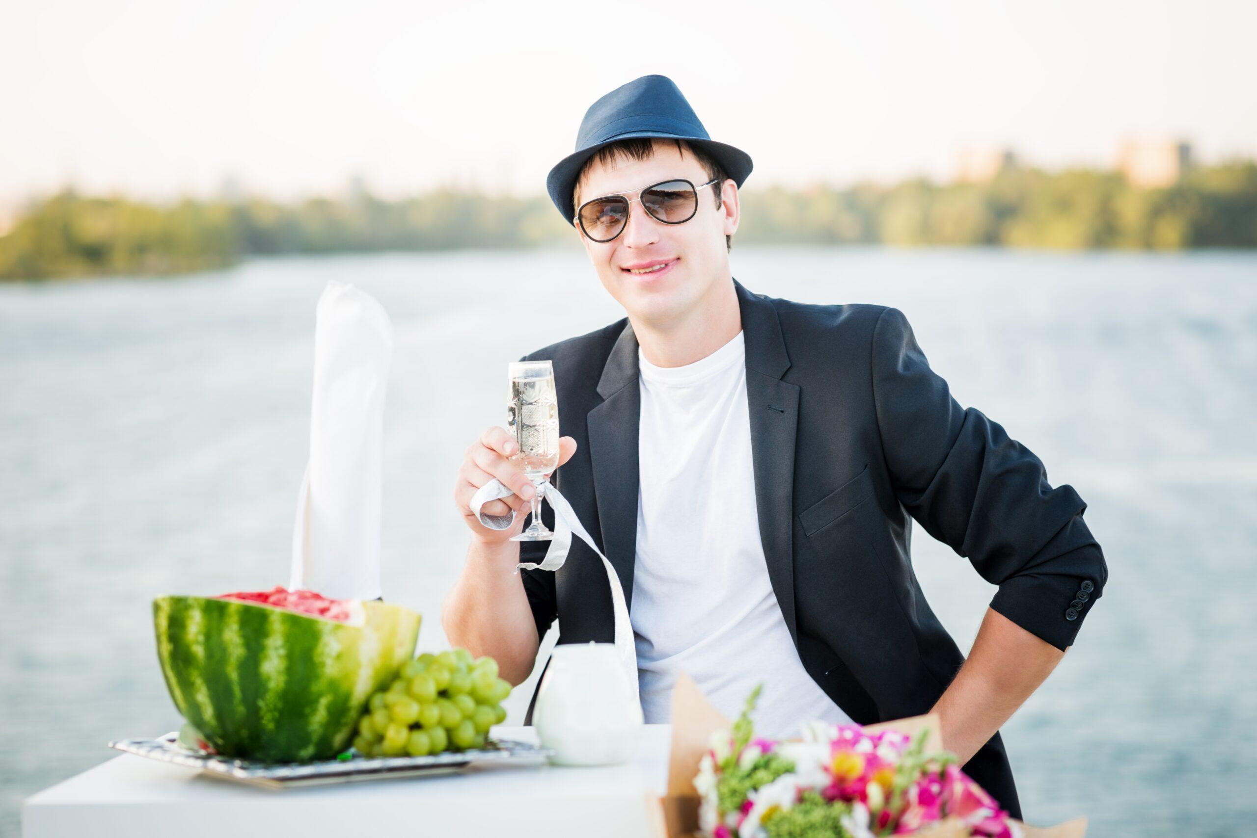 10 Signs Someone Is Secretly Broke